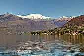 Lago d'Orta, la mole imponente del Monte Rosa appare all'orizzonte. 